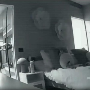 华体会官方入口-瓦尔迪和妻子曝光了去年被偷时的监控画面，几名窃贼均带有武器